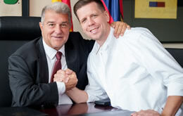 Wojciech Szczesny et le président LAPORTA du FC Barcelone signe le contrat